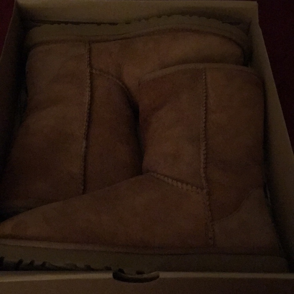 👉🏻SOLD👈🏻UGG Classic Short Boots
